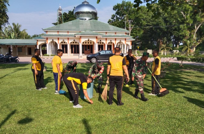 Polsek Tanah Jawa Gotong Royong Bersihkan Mesjid Jelang Bulan Ramadhan 1445 H/2024 M