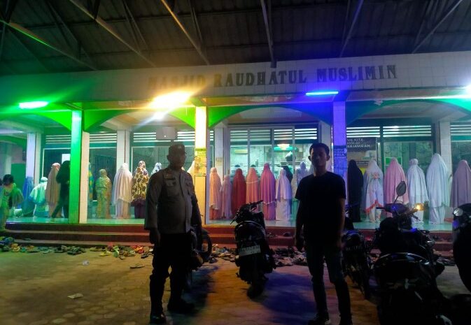 Polsek Medang Deras Jaga Masjid Kawal Keamanan Sholat Tarawih