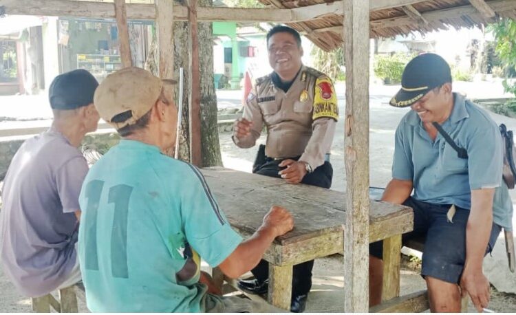 Bhabinkamtibmas Polsek Kotarih Duduk Bersama Warga Sampaikan Edukasi Imbauan Kamtibmas