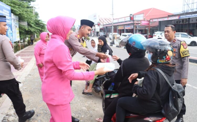 Polres Morowali Berbagi Takjil di Jalan Trans Sulawesi