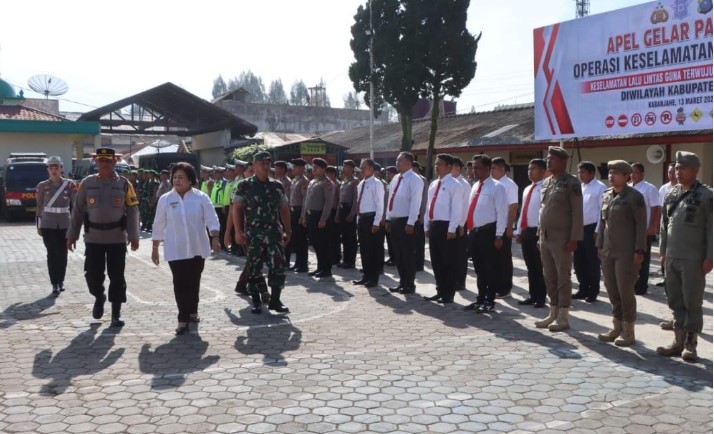  Polres Tanah Karo Laksanakan Apel Gelar Pasukan Ops Keselamatan Toba 2024