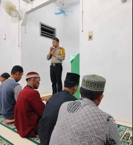  Kasat Binmas Polres Batubara Imam Sholat Tarawih di Musholla Nurhasanah