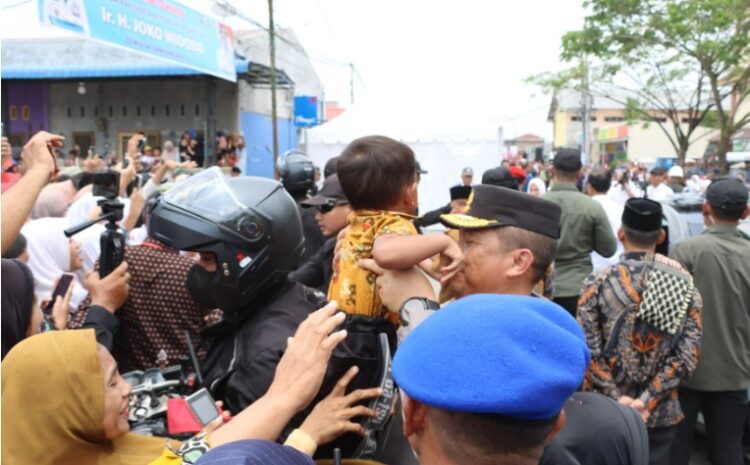 Kapolda Sumut Gendong Anak Antusias Bertemu Presiden Jokowi