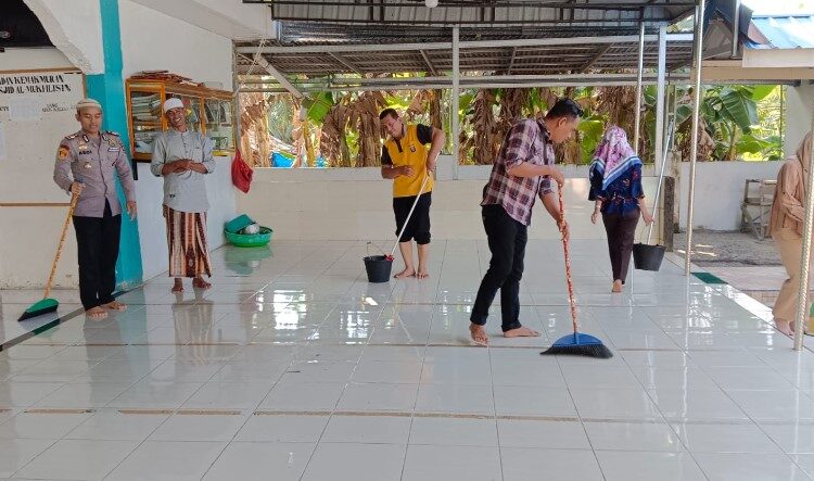  Kapolsek Medang Deras Ajak Masyarakat Bersihkan Mesjid