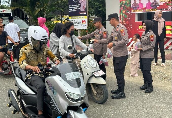  Polres Morowali Berbagi Takjil Kepada Pengendara Menuju Sultra