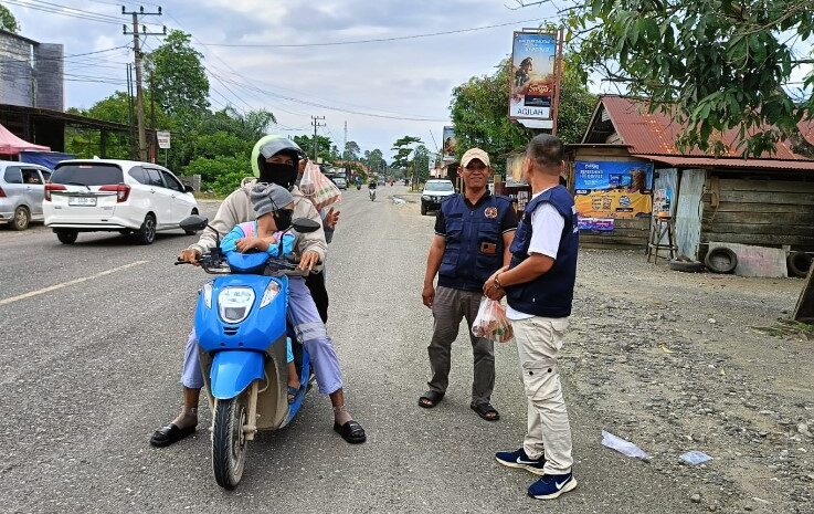  PWI Morowali Bagi-Bagi Takjil di Jalan Trans Sulawesi Bahomohoni