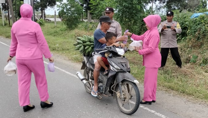 Polres Morowali Bersama Bhayangkari Berbagi Takjil di Depan Masjid Agung