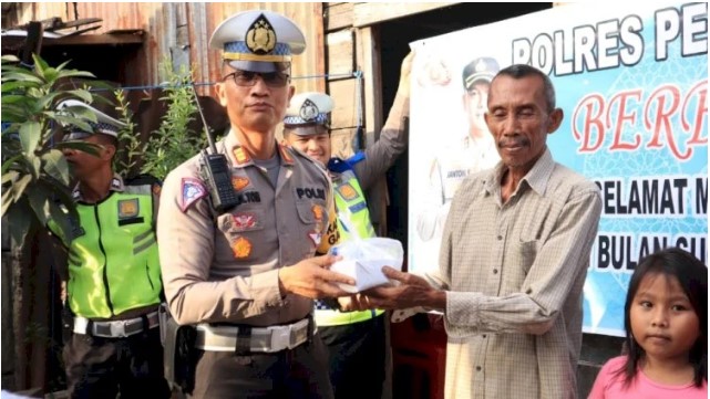 Polres Pelabuhan Belawan Berbagi Takjil di Bulan Ramadhan