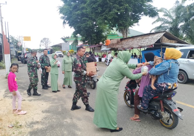  Para Danramil & Babinsa se-Kodim 1311/Morowali Bersama Persit Bagi-Bagi Takjil