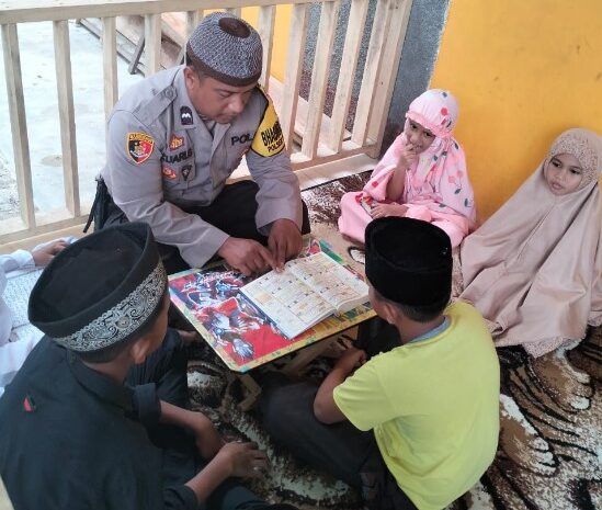  Bhabinkamtibmas Polsek Pangkalan Brandan Ajarkan Ngaji Kepada Anak-Anak