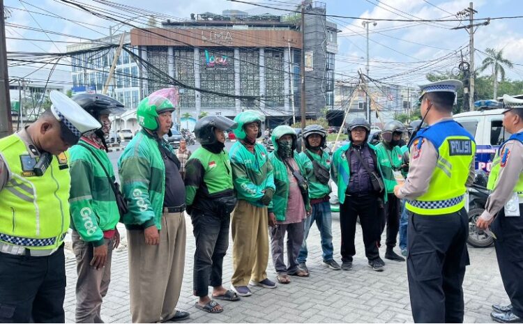  Polrestabes Medan Aktif Berikan Imbauan dan Bagi Brosur Kepada Ojol