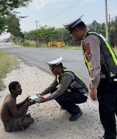 Ramadhan Berkah Satlantas Polres Batubara, Sambil Berpatroli Berbagi Nasi Kotak Kepada Pekerja Serabutan