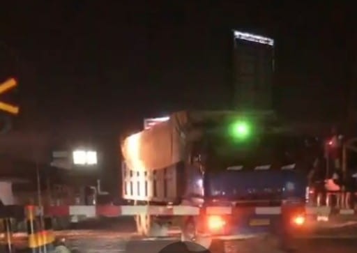 Mogok di Perlintasan Kereta Api, KA Putri Deli Seruduk Truk Muatan Pelet