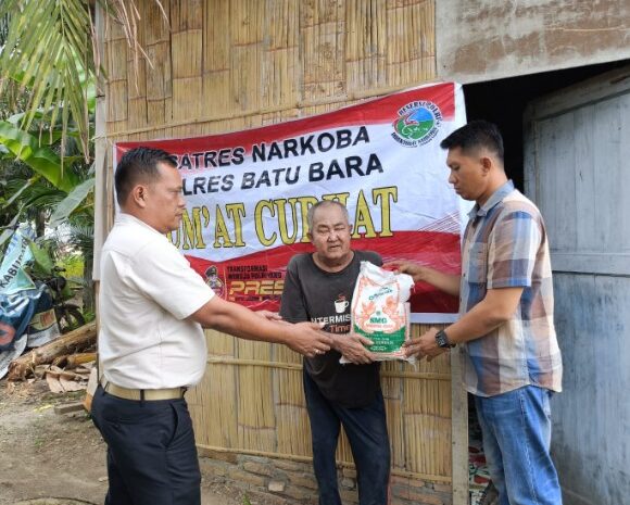  Sat Narkoba Polres Batubara Gelar Jumat Curhat dan Berbagi Sembako Kepada Warga