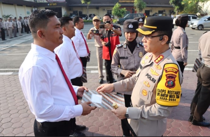 Kapolrestabes Medan Berikan Penghargaan Kepada 26 Personil Berprestasi