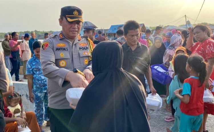 Kapolres Pelabuhan Belawan Bersama Bhayangkari Bagi Paket Sembako di Kampung Nelayan Sebrang