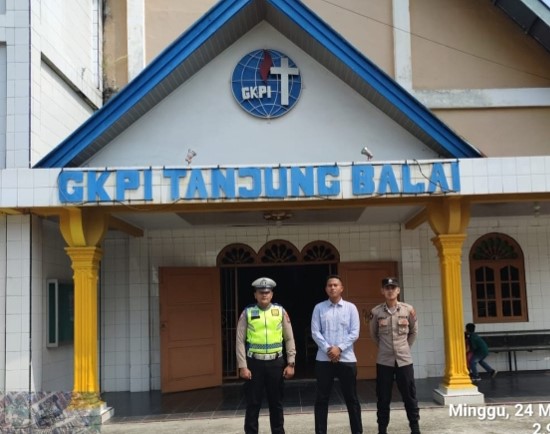  Satlantas Polres Tanjung Balai Atur Lalu Lintas di Depan Gereja