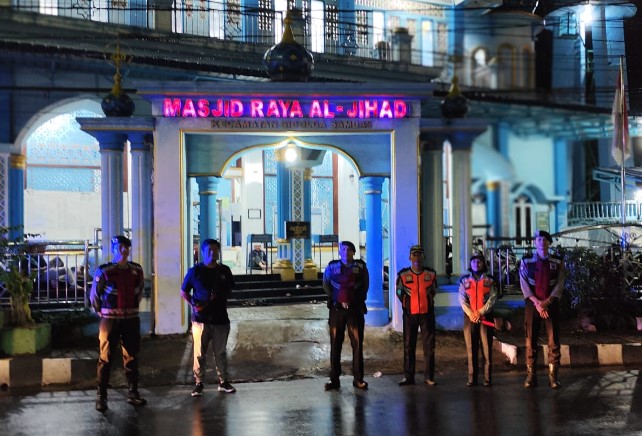 Polres Sibolga Turunkan Personil Kawal Keamanan Sholat Tarawih di Masjid