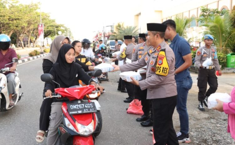 Jelang Berbuka Puasa, Kapolres Morowali Berbagi Takjil di Depan Mesjid Agung