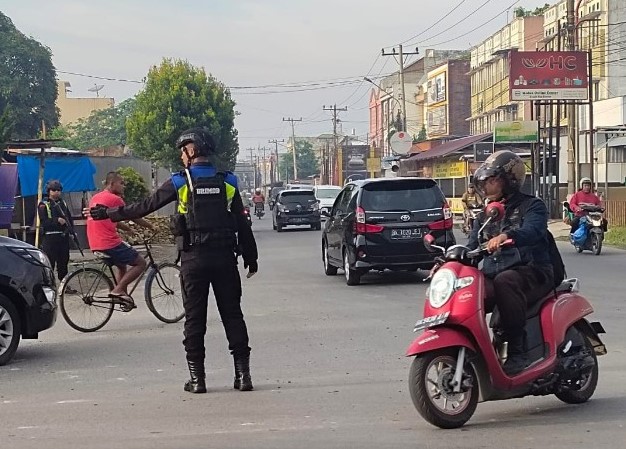 Personel Sat Brimob Laksanakan Giat Pengaturan Padat Lalin