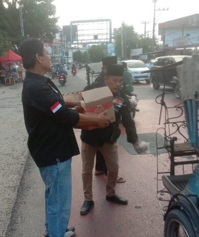 Pengurus Kopi Malam Bagikan Ratusan Takzil Gratis di Jalan Amad Yani Rantau Prapat