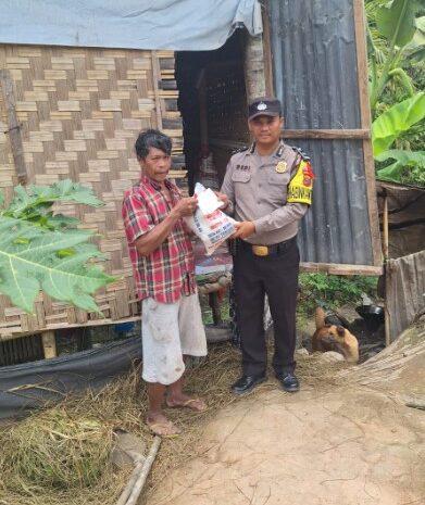 Bhabinkamtibmas Polsek Indrapura Peduli Dengan Masyarakat Desa Binaannya