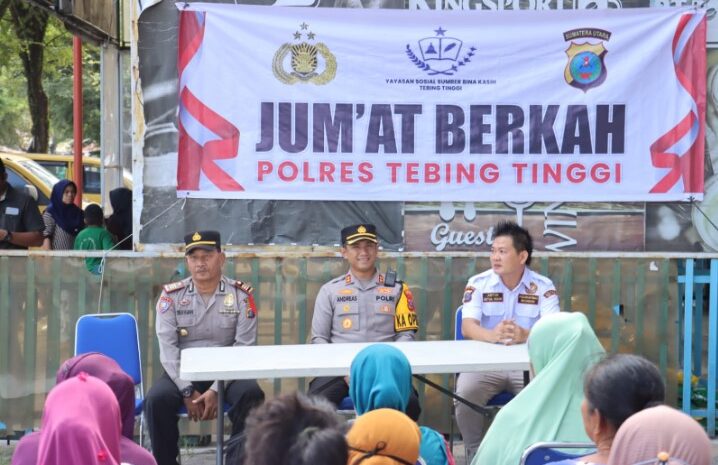  Kapolres Tebing Tinggi dan Pokdarkamtibmas Bagikan Bansos Kepada Warga