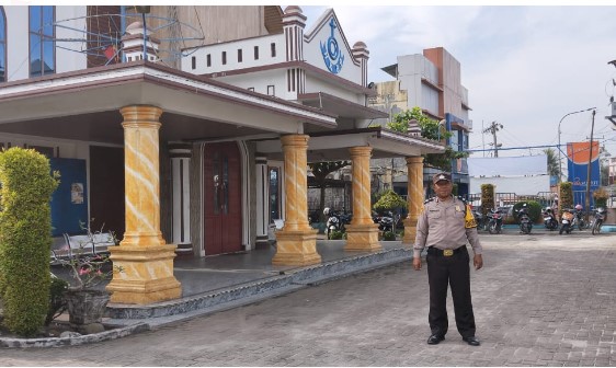  Polres Batubara dan Jajaran Kawal Keamanan Ibadah Gereja