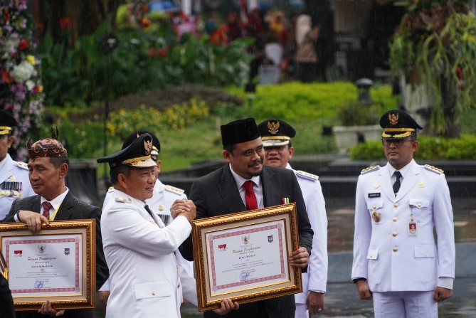  Bobby Nasution TerimaTanda Kehormatan Satyalancana Karya Bhakti Praja Nugraha dan Penghargaan Prestasi Penyelenggaraan Pemerintahan Daerah