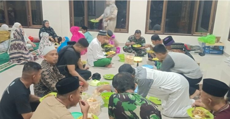 Personil Kodim 1311/Morowali, Persit dan Masyarakat Makan Malam Bersama Peringati Nuzul Quran