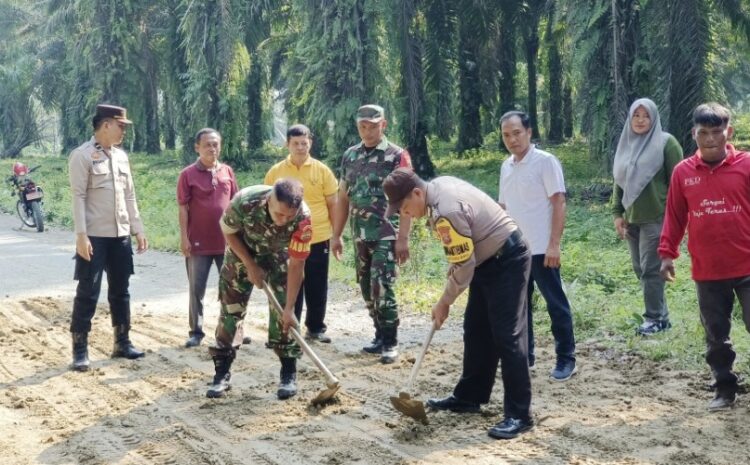 Gelar Gotong Royong Sinergitas, Forkopimcam Kotarih Timbun Jalan Berlubang Jelang Arus Mudik Lebaran