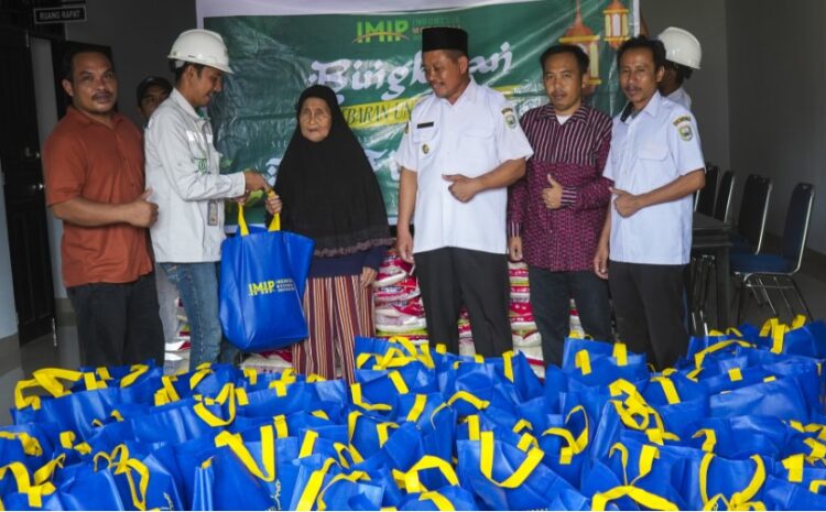 PT IMIP Sebar Ratusan Paket Sembako di 12 Desa Kecamatan Bahodopi