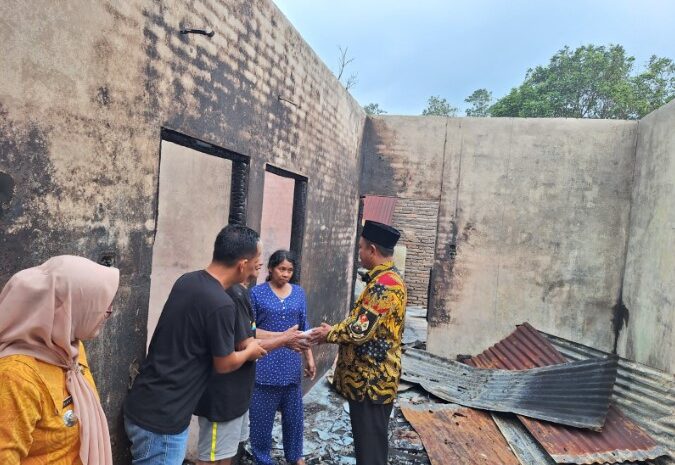  Bupati Sergai Tinjau dan Berikan Bantuan ke Korban Kebakaran