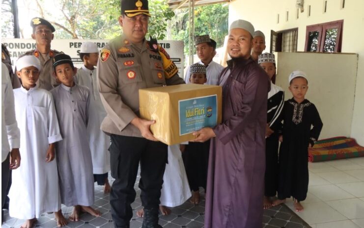 Polres Binjai Bagi Bingkisan Lebaran Kapolda Sumut Ke Panti Asuhan dan Pondok Pesantren