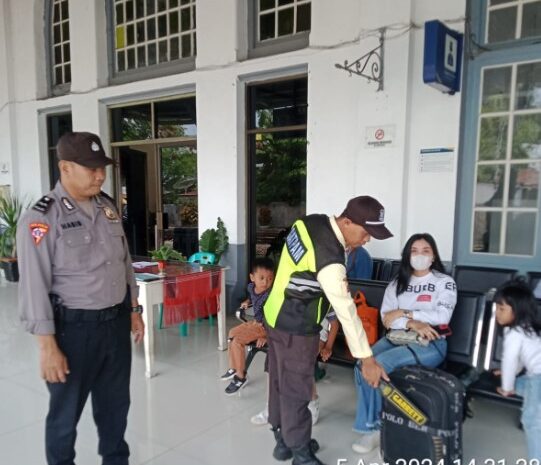  Jelang Hari Raya Idul Fitri 1445 H, Polres Pematang Siantar Pastikan Stasiun Kereta Api Aman