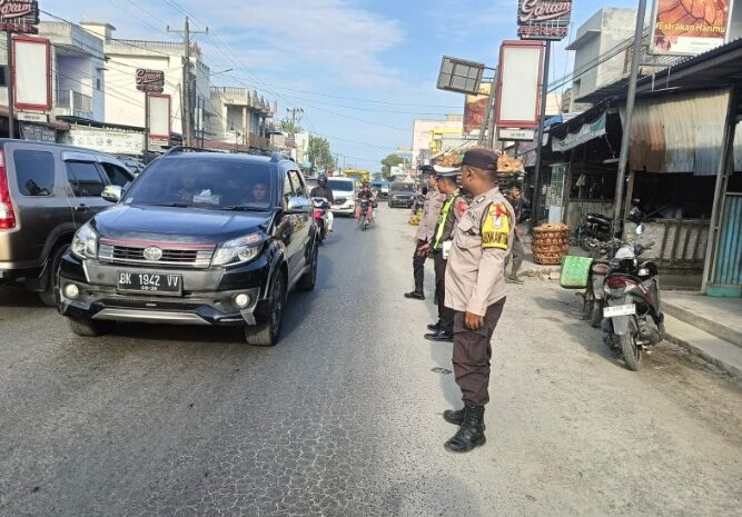 Jelang Idul Fitri 1445 H, Kapolsek Indrapura Patroli di Pasar Tumpah