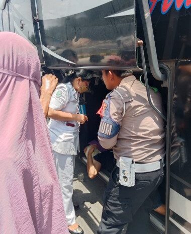 Petugas Pos Yan Tol Lima Puluh Bantu Kernet Bus Pariwisata Tertimpa Sumbu Roda Bus