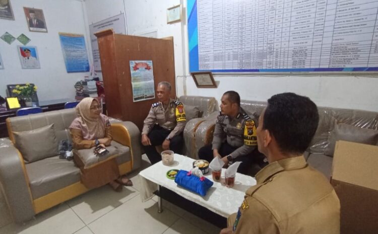 Bhabinkamtibmas Polres Sibolga Pimpin Upacara Bendera di SD 085115