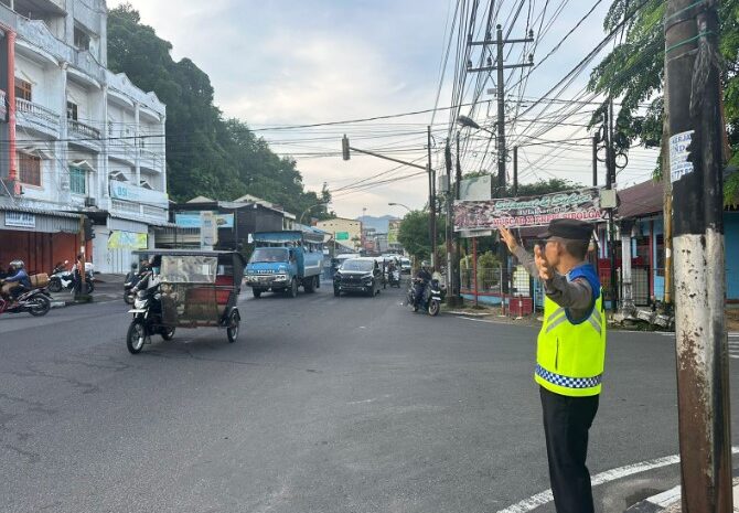  Bantu Masyarakat di Jalan Raya, Polres Sibolga Sebar Personilnya Laksanakan Strong Point