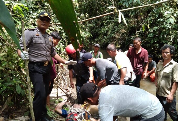  Polsek Dolok Panribuan Evakuasi Mayat di Sungai Aekpogos