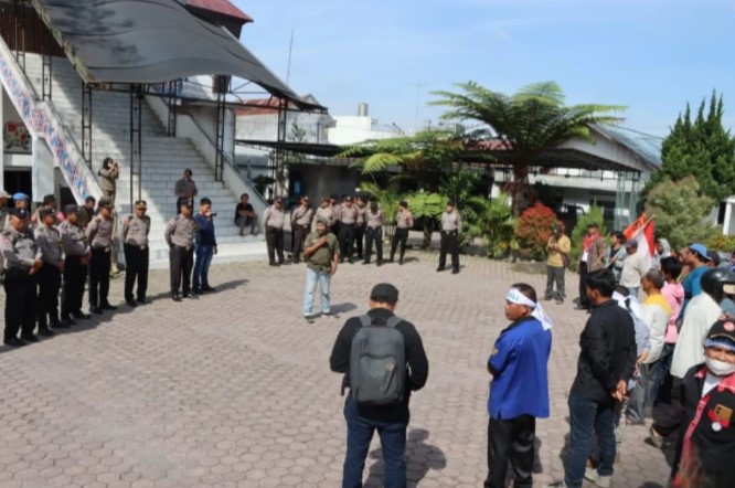 Polres Tanah Karo Kawal Aksi Damai Serikat Buruh dan Mahasiswa