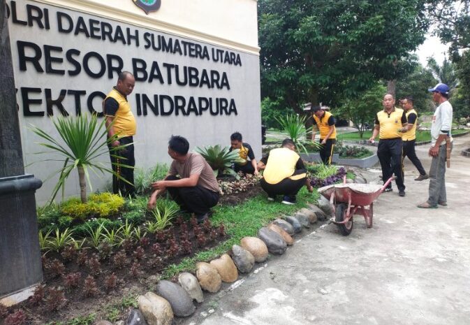 Kapolsek Indrapura Pimpin Apel Pagi dan Gelar Gotroy Bersama Personil