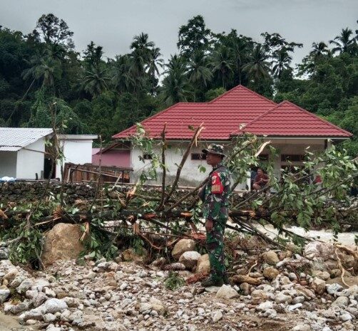 Para Babinsa Morowali Bersama Masyarakat Berjuang Melawan Dampak Banjir