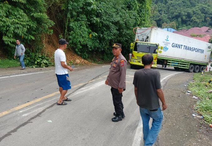 Mobil Trailer Giant Transporter Tidak Mampu Menanjak, Jalan Trans Sulawesi Mengalami Kemacetan