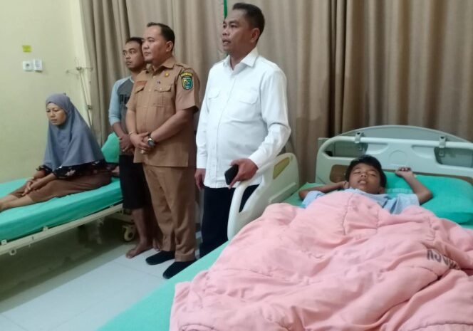 Bupati Sergai Jenguk Warga Keracunan Makanan di RSUD Sultan Sulaiman