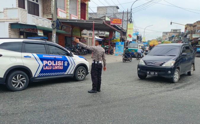  Polisi “Nyinyir” Polres Batubara Sampaikan Imbauan Tertib Lalu Lintas di Jalan Raya