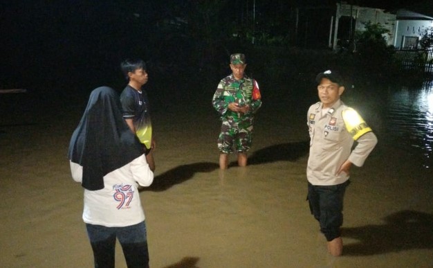  Air Sungai Meluap, TNI-Polri Bantu Korban Banjir di Desa Bahoea Reko-Reko