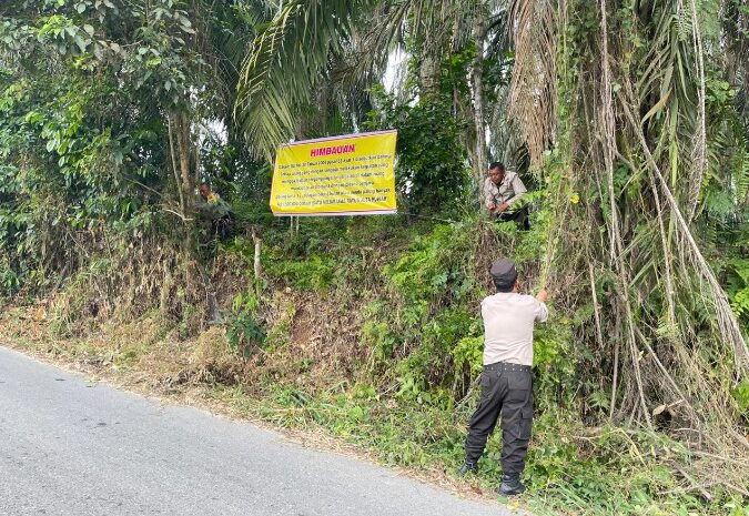  PT PPSP Ditentang Masyarakat, Sat Binmas Polres Labuhanbatu Pasang Baliho dan Sampaikan Imbauan Kamtibmas