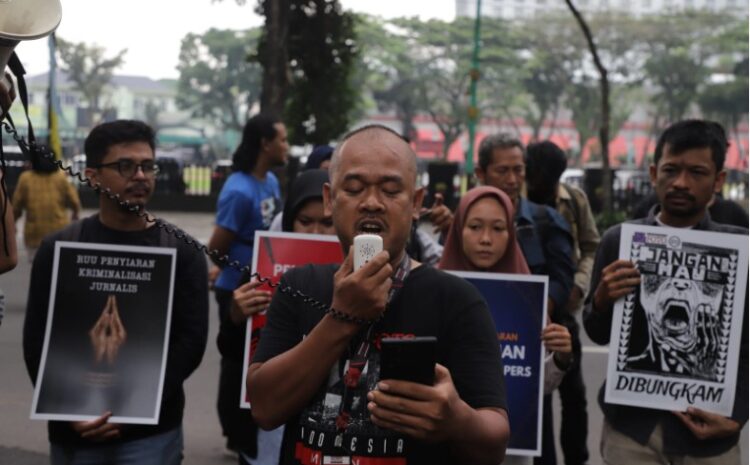  Puluhan Jurnalis Gelar Aksi di Gedung DPRD Sumut Tolak Draf RUU Penyiaran