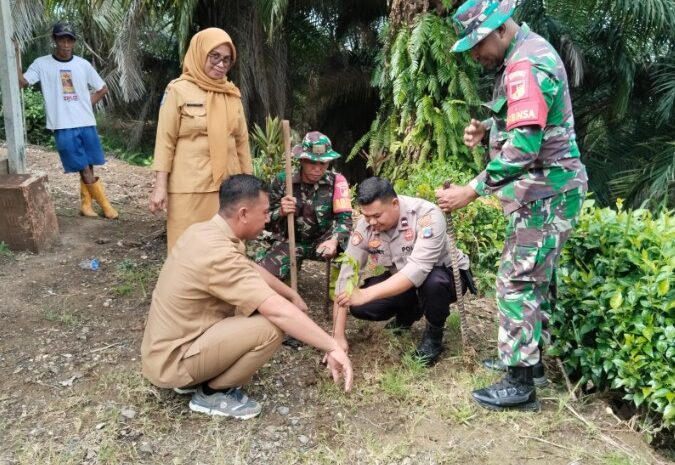  Babinsa Kodim 1311/Morowali Bersama Bhabinkamtibmas dan Aparat Pemerintah Desa Laksanakan Penghijauan